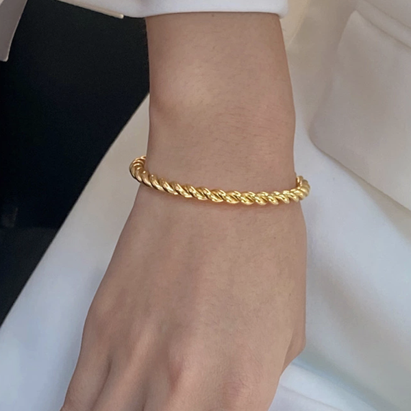 Lavinia Twist Cuff, 18k gold plated SS hypoallergenic